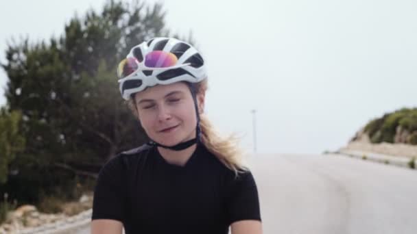 Joven ciclista mujer monta su bicicleta — Vídeos de Stock