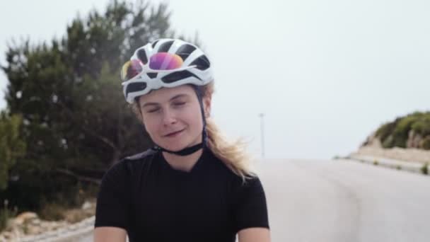 Jovem ciclista feminina monta sua bicicleta — Vídeo de Stock