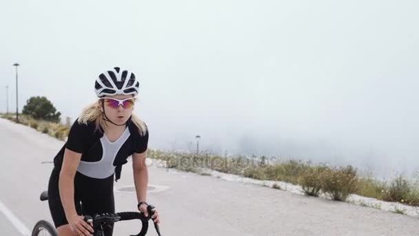 Junge Radfahrerin fährt mit dem Fahrrad — Stockvideo