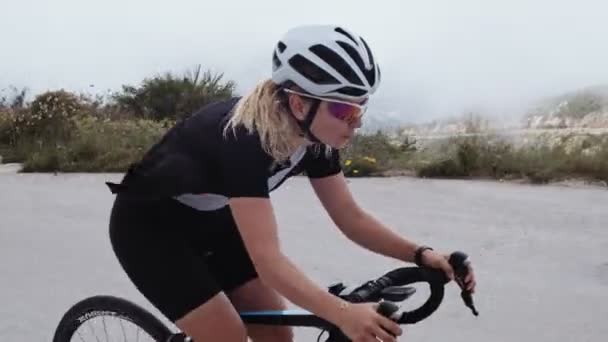 Молодая велосипедистка ездит на велосипеде — стоковое видео