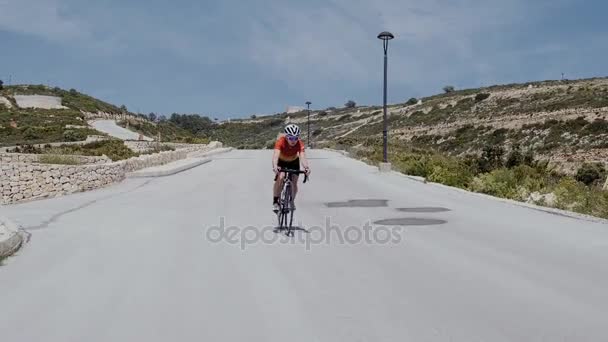 Fiatal szőke női kerékpáros rides őt bike — Stock videók