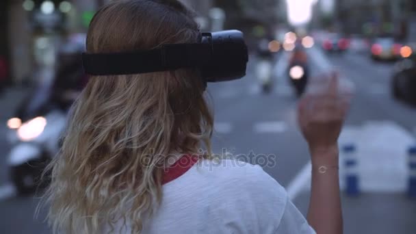 Pessoas usando fones de ouvido vr fora — Vídeo de Stock