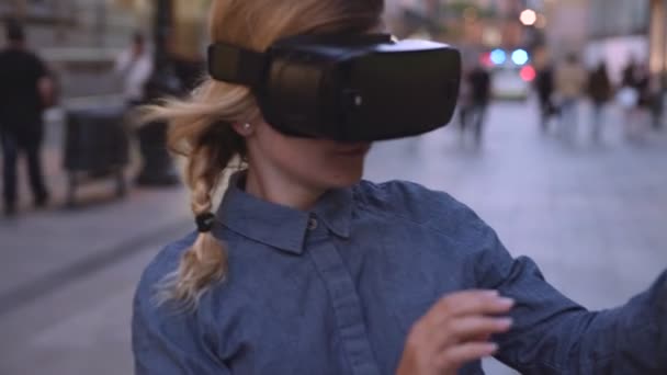 Люди, использующие VR гарнитуру снаружи — стоковое видео