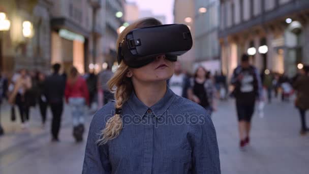 Persone che utilizzano cuffie vr al di fuori — Video Stock