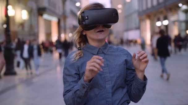 Persone che utilizzano cuffie vr al di fuori — Video Stock