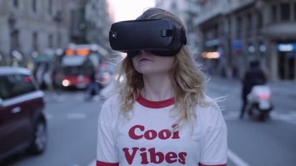 Persone che utilizzano cuffie vr al di fuori — Video Stock