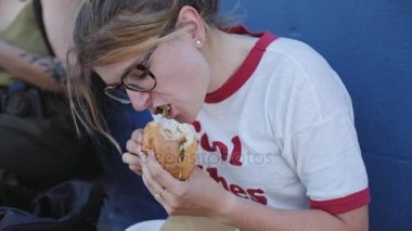 İki arkadaş çizburger sokakta yiyin.