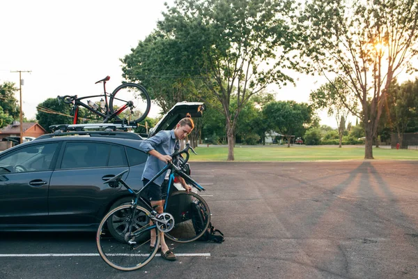 Vältränad atlet förbereder sin cykel — Stockfoto