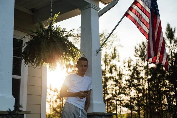 Amerikansk tonåring tillbringar kvällen i gården — Stockfoto