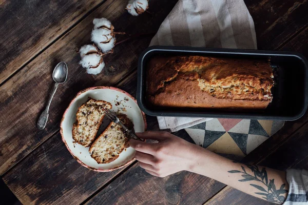 Las manos tiernas femeninas regalan pastel de plátano —  Fotos de Stock