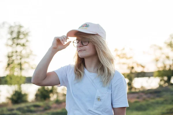 Adolescente americano passa a noite no quintal — Fotografia de Stock