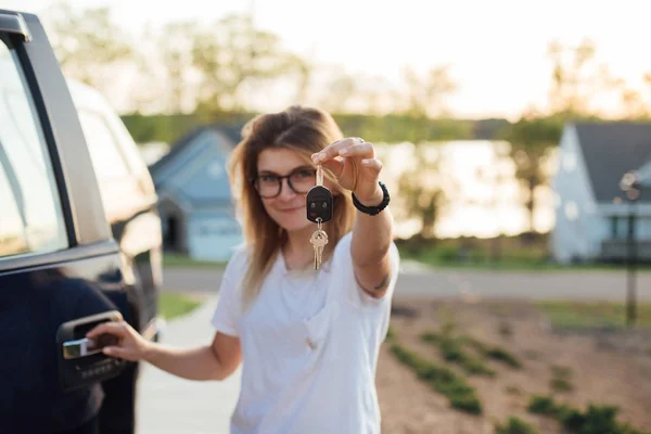 Nastolatek Blondynka odbiera samochód jako prezent — Zdjęcie stockowe