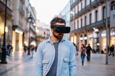 Genç adam sanal gerçeklik teknolojisi giyer 