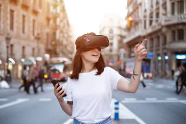 Genç sevimli kız sanal gerçeklik kullanır