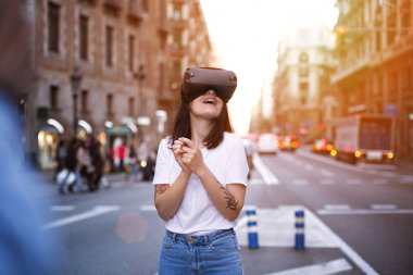 Genç sevimli kız sanal gerçeklik kullanır