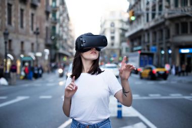 Genç sevimli kız sanal gerçeklik kullanır