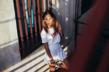 Çatıda beyaz kıyafeti sarışın model