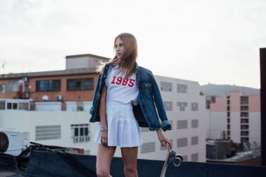 Denim ceket kaykay ile güzel sarışın