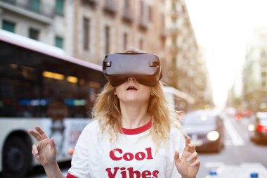 Sarışın genç kadın Vr kulaklık kullanılır