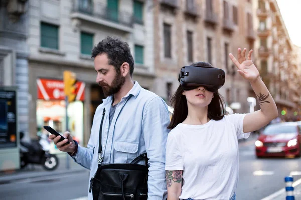 Pareja o amigos experimentan VR en la ciudad — Foto de Stock