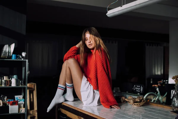 Beautiful blonde woman rests on kitchen counter — Stock Photo, Image