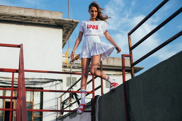 Modelo rubio en traje blanco en el techo —  Fotos de Stock