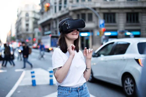 Joven linda chica utiliza gafas de realidad virtual — Foto de Stock