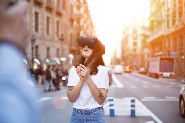 Joven linda chica utiliza la realidad virtual — Foto de Stock