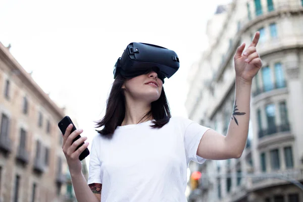 Joven linda chica utiliza la realidad virtual —  Fotos de Stock