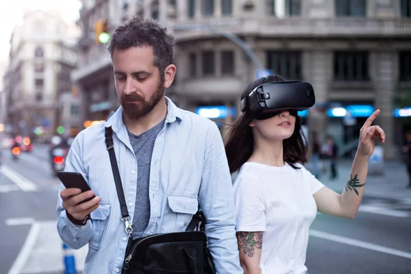 Pareja o amigos experimentan VR en la ciudad —  Fotos de Stock