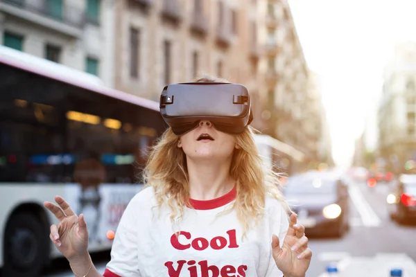 Mujer joven rubia utiliza auriculares VR — Foto de Stock