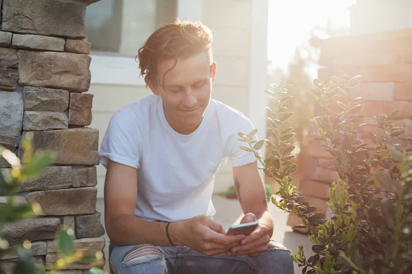 Αμερικανική hipster χρησιμοποιεί του smartphone — Φωτογραφία Αρχείου