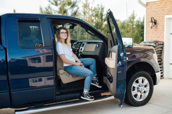 Adolescente loira recebe um carro como presente — Fotografia de Stock