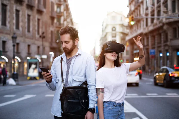 Pareja o amigos experimentan VR en la ciudad — Foto de Stock