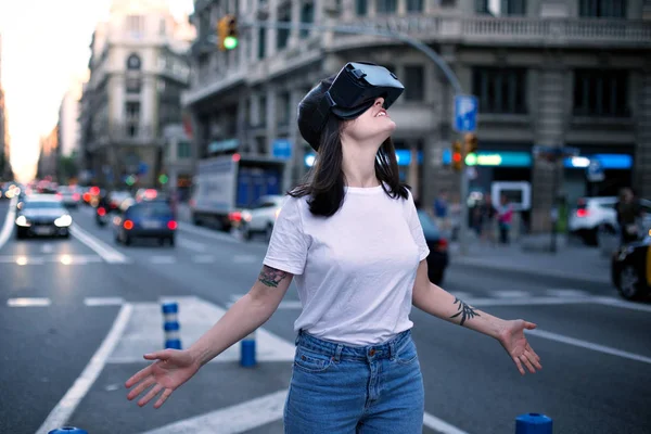 Joven linda chica utiliza la realidad virtual —  Fotos de Stock