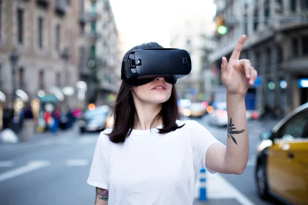 Jovem bonito menina usa realidade virtual Fotos De Bancos De Imagens