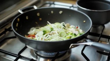 Taze sebze Fry wok tavada karıştırın