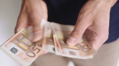 Mutlu otantik adam para ile oynayan