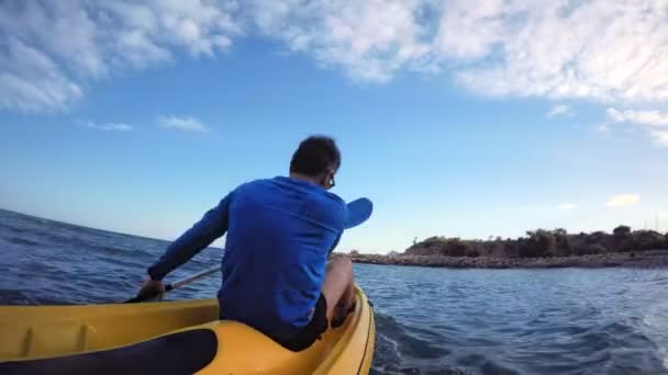 Спортсмен на каяке в открытой воде — стоковое видео