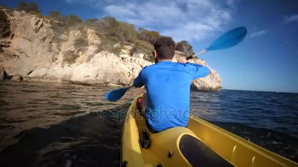 Kondici sportovce na kajaku v otevřené vodě — Stock video