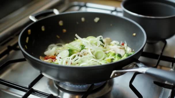 Перемешать жаркое из свежих овощей в сковороде — стоковое видео