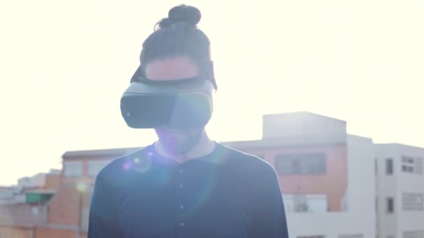 Аутентичный человек с вонючими волосами использует очки VR — стоковое видео
