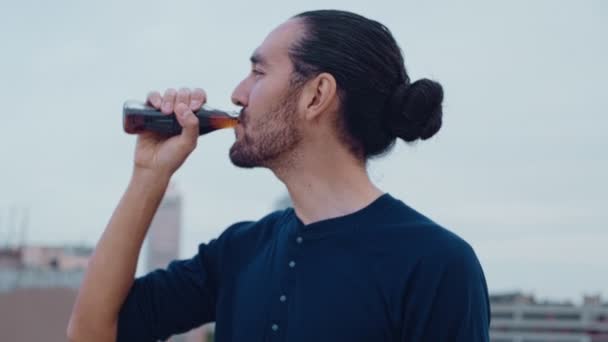 Hombre alto con cabello oscuro bebe un refresco — Vídeos de Stock