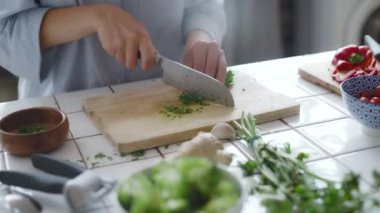 Sebze Doğrama ahşap kesme tahtası üzerinde eller