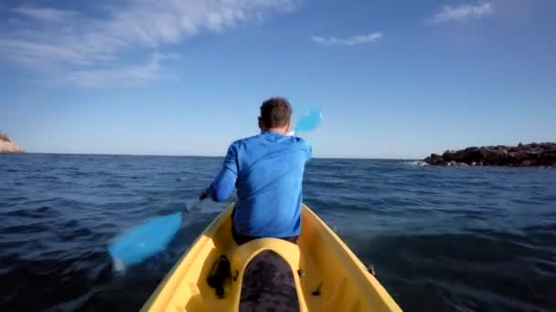 Спортсмен на каяке в открытой воде — стоковое видео