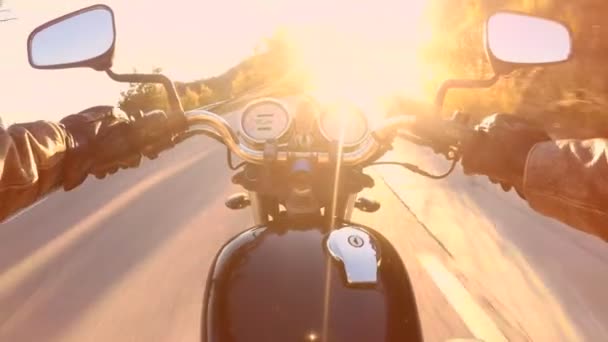 POV del conductor de la motocicleta que monta el camino del atardecer — Vídeos de Stock