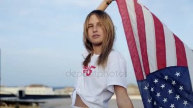 Sarışın genç model Amerikan bayrağı ile