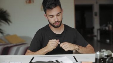 Genç ve güzel erkek yazar iletileri beyaz kağıt kağıda