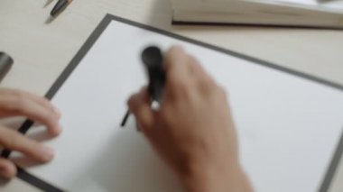 Genç ve güzel erkek yazar iletileri beyaz kağıt kağıda