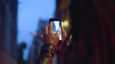 İnsanlar telefon gece sokak kullanın.
